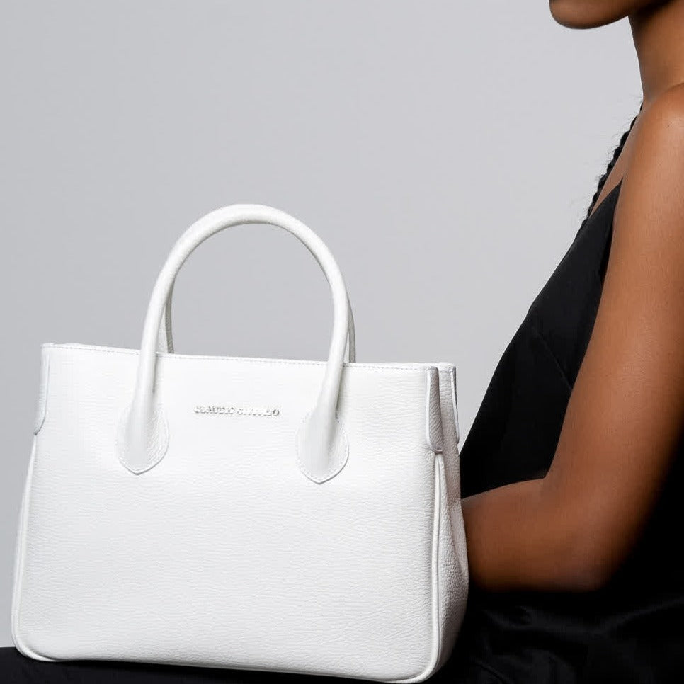 Cartera Satchel blanca con herrajes plateados