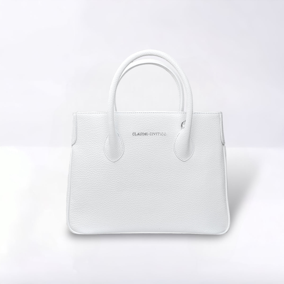 Cartera Satchel blanca con herrajes plateados